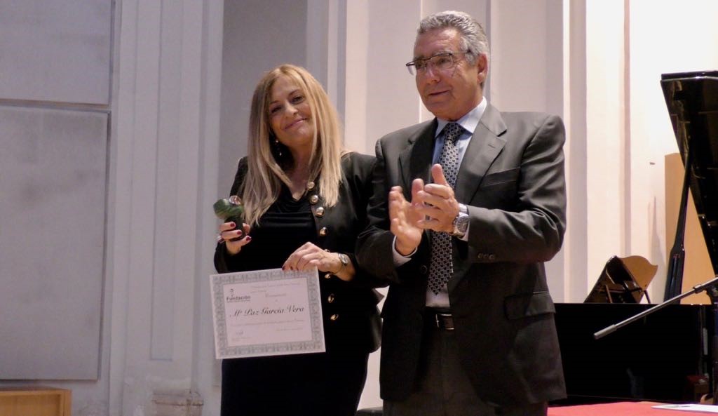 La Prof.ª María Paz García Vera recibe un galardón de la Fundación Rodolfo Benito Samaniego